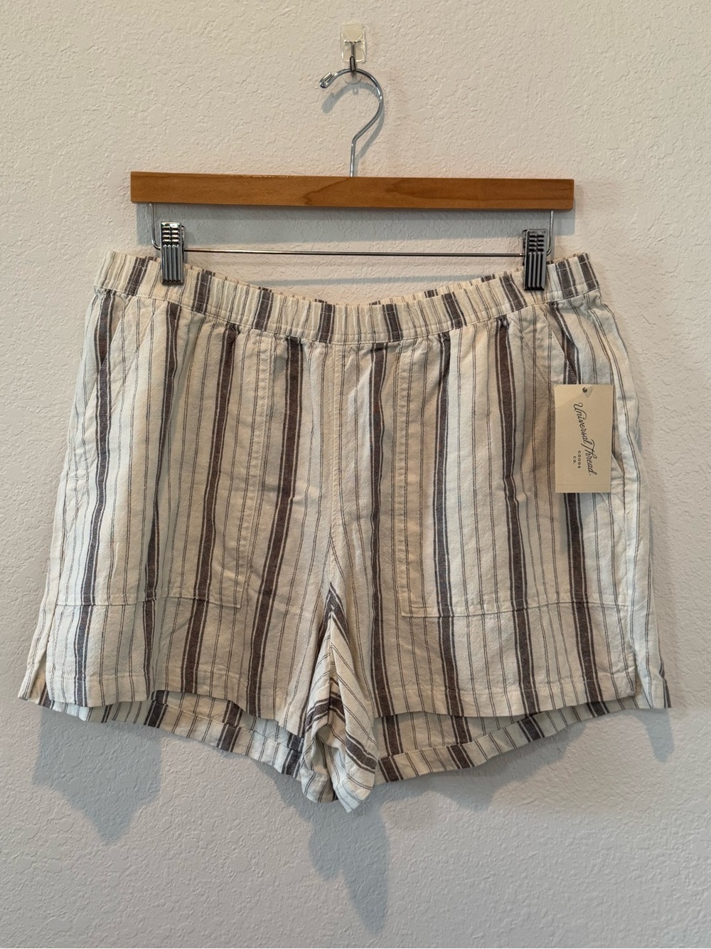 Universal Thread Cream Stripe Elastic-Waist Shorts